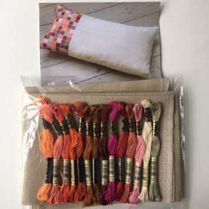 Pude med kvadrater i korssting