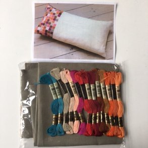 Pude med kvadrater i korssting 