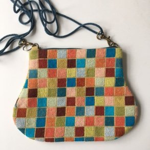 skuldertaske i korssting 