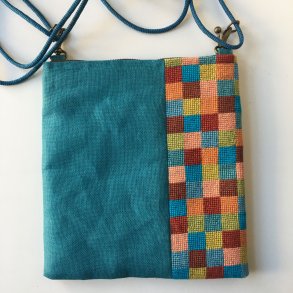 skuldertaske med kvadrater i korssting